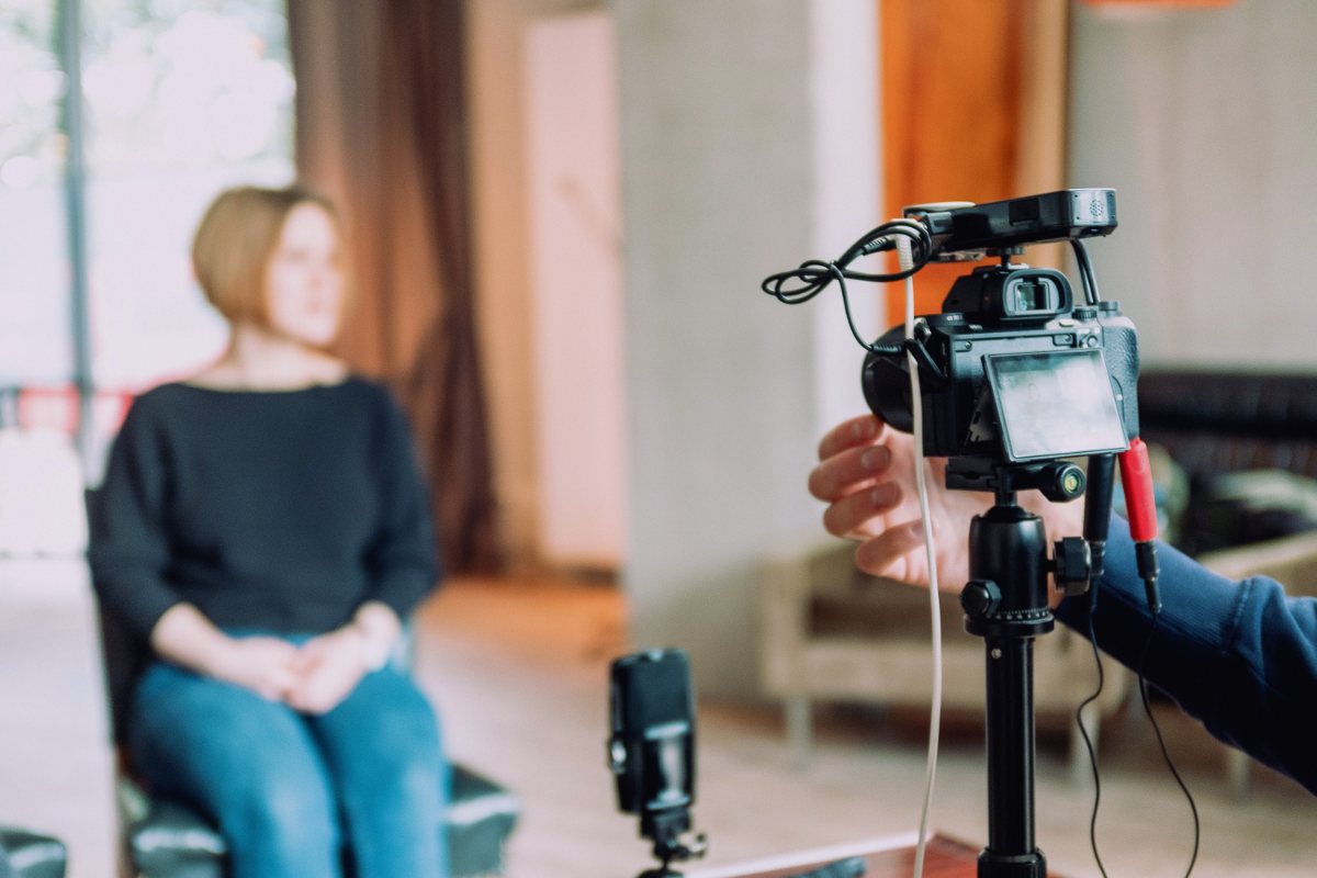 Une femme participant à une interview filmée - Norde