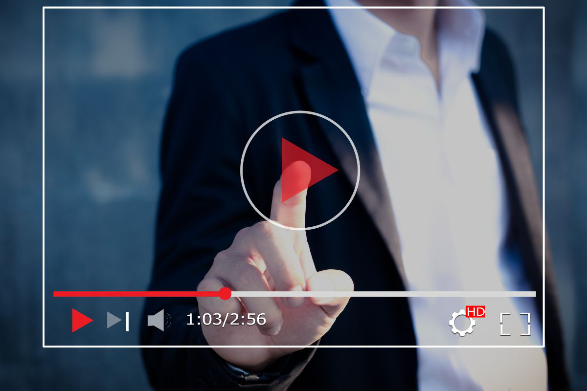 Une main appuie sur le bouton play d’un lecteur vidéo - Createur academy