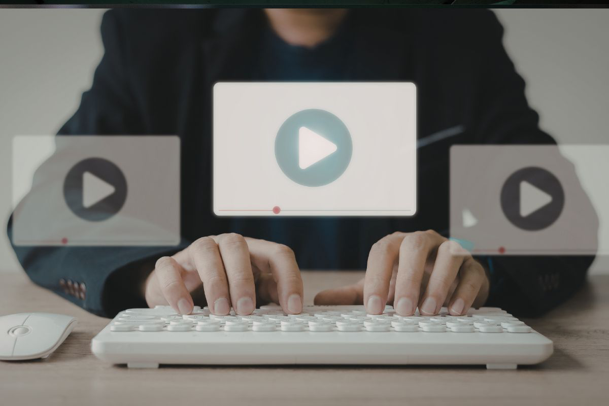 un homme tapant au clavier devant un interfaceflotant de youtube - creator academy