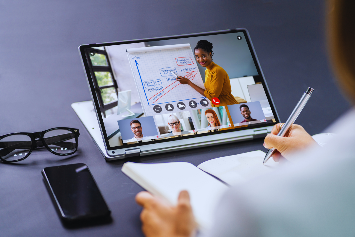 personne qui regarde une formation en ligne - creator academy