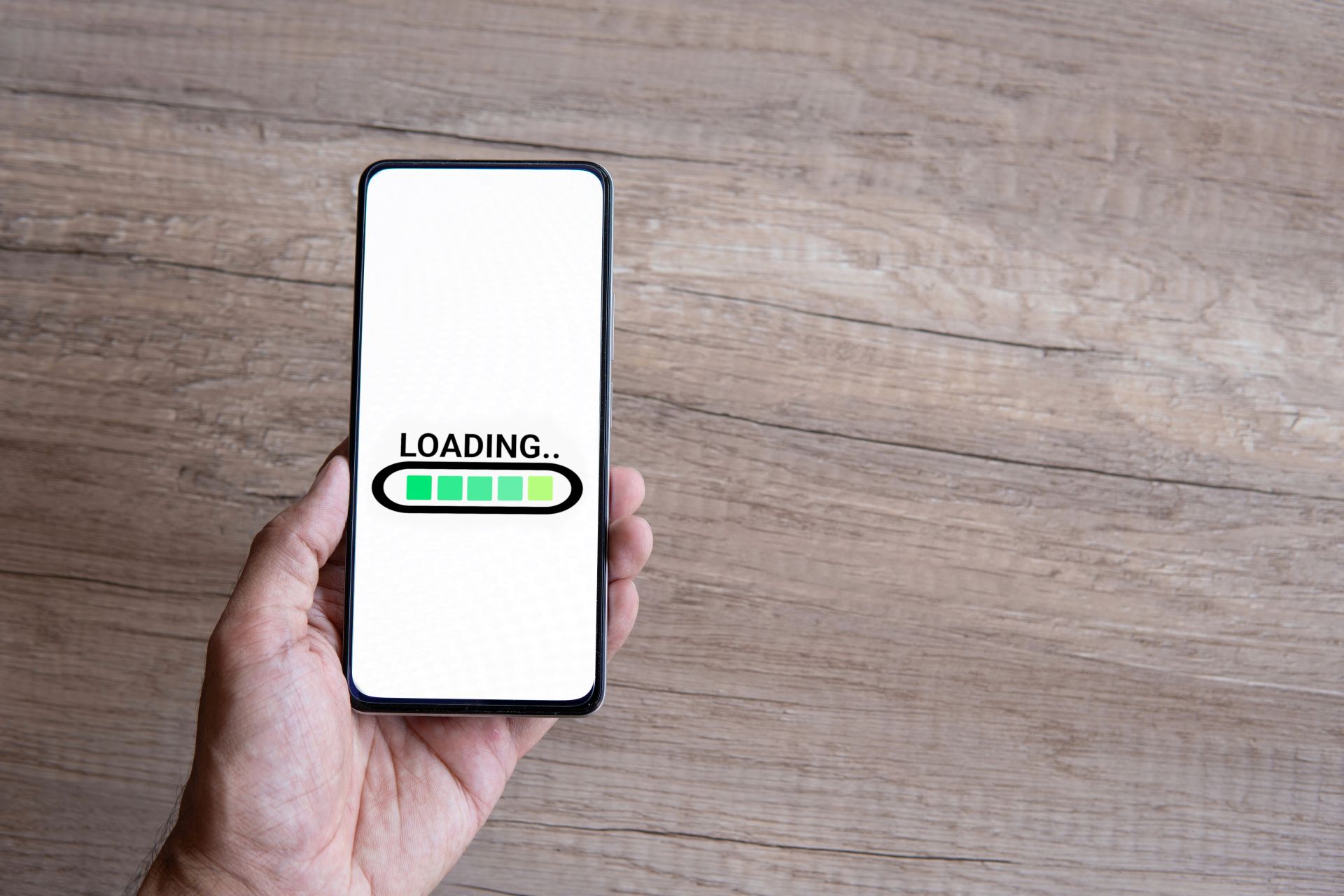 un smarphone chargeant une page internet