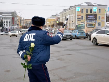 Жители Смоленска трогательно поздравили своих соседок по подъезду с праздником 8 марта