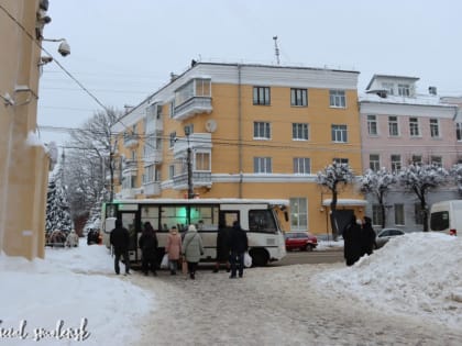 В Смоленске управляющие организации ведут очистку крыш домов от снега и сосулек