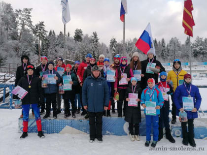 На спортивно-оздоровительной базе «Чайка» Демидовского района прошли межрегиональные соревнования по биатлону «Рождественская гонка».