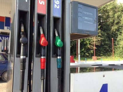 Цена бензина АИ-95 на Санкт-Петербургской международной товарно-сырьевой бирже в очередной раз достигла нового рекордного уровня