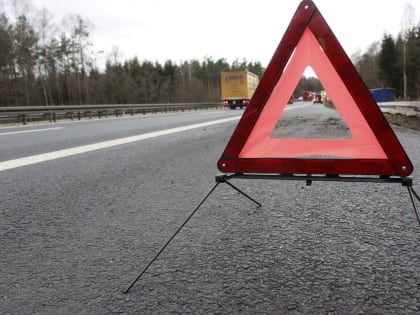 В Смоленской области столкнулись легковушка и две фуры