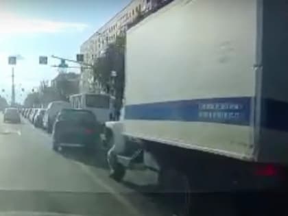 Массовая авария с полицейским автомобилем попала на видео