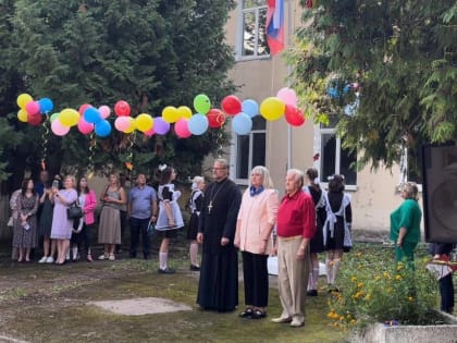 Настоятель Преображенского храма поздравил педагогов, родителей и учеников с Днём знаний