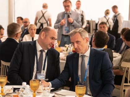 Губернатор Смоленской области обсудил жилье для молодежи на форуме в Калуге