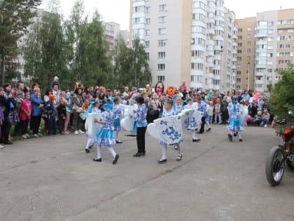 Собрались дети и их родные со всего микрорайона!