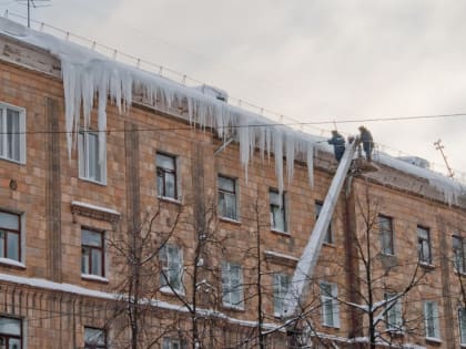 В Смоленске ведут очистку кровель от снега, наледей и сосулек