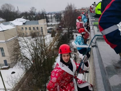 В Смоленске Деды Морозы с подарками десантировались в детскую больницу