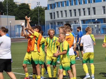 Смоленские футболисты разгромно победили в заключительном матче предварительного раунда ЮФЛ - Центр