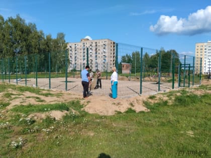 В п. Голынки строится волейбольная площадка