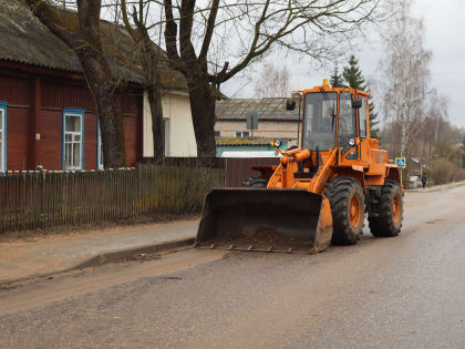 Работы по уборке улиц поселка продолжаются