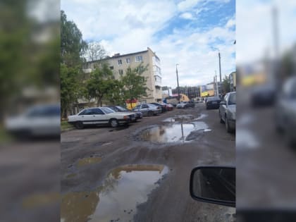 Смолянам приходится преодолевать 20-сантиметровые ямы при въезде во двор