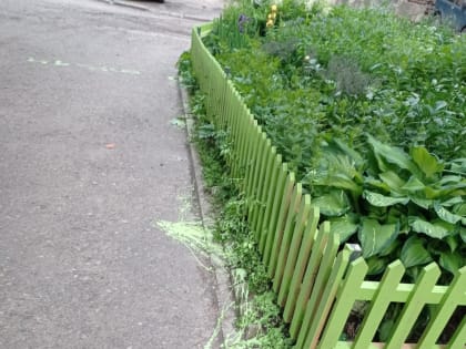 Городская управляющая компания «разрисовала» смоленский двор красками