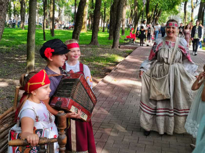 «Призраки» разных эпох гуляли по центру Смоленска