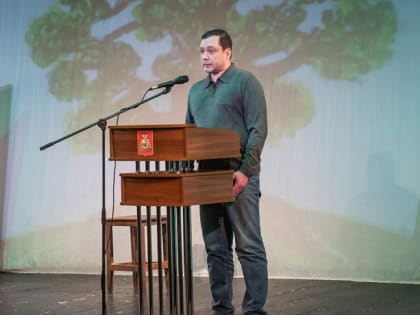 Алексей Островский посетил новогоднее представление для детей мобилизованных смолян