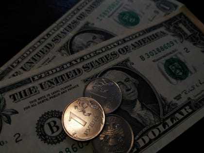 Рубль отдает уровень 95 против доллара