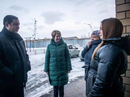 Губернатор Алексей Островский и Глава города Андрей Борисов вручили смоленской сироте ключи от новой квартиры