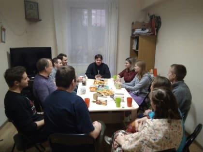 В Смоленске еженедельно проходят встречи православной молодежи со священником