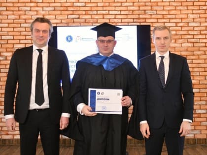 Мэр Смоленска Александр Новиков получил диплом ВШЭ