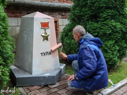 В Смоленске в сквере Памяти героев окрашивают стелы