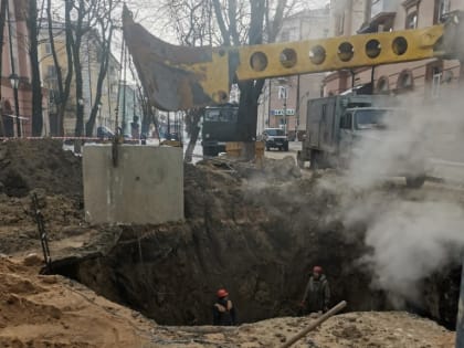 В Смоленске завершен монтаж канализационного колодца на улице Докучаева