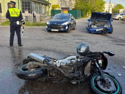 В смоленском райцентре легковушка не пропустила мотоциклиста