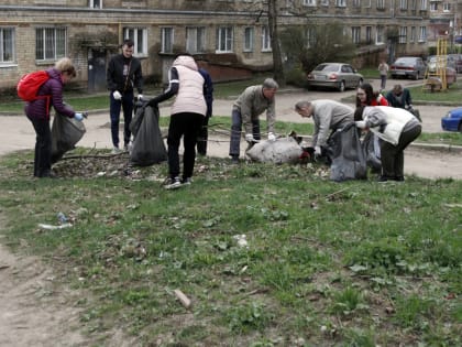 Анатолий Овсянкин и сотрудники аппарата горсовета вышли на субботник