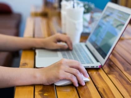 «Садишься в автобус, а там губернатор!» Смоляне встретили Василия Анохина в общественном транспорте