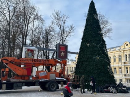 В Смоленске украшают новогоднюю ёлку на площади Ленина