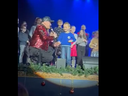 Депутат горсовета от «Единой России» подарил билеты на шоу известных иллюзионистов детям, чьи отцы были мобилизованы для задач СВО