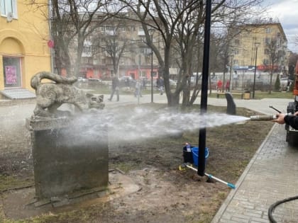 В сквере на улице Октябрьской революции помыли скульптуры
