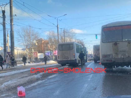 В Смоленске на рельсах столкнулись маршрутки