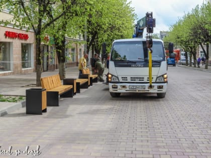 На центральной улице Смоленска устанавливают новые лавочки и урны