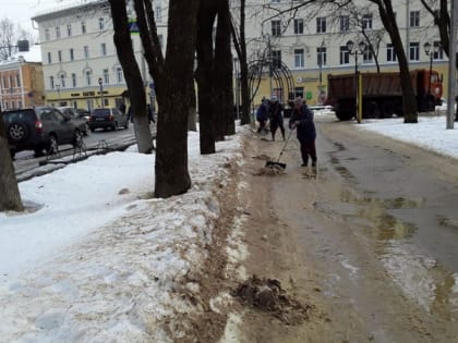 Смоленск убирают после зимы