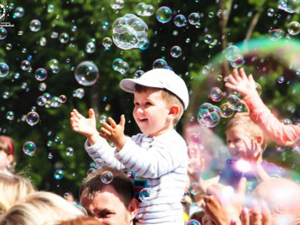 Танцевальный праздник на Крупской: дискотека в стиле 80-х и 90-х