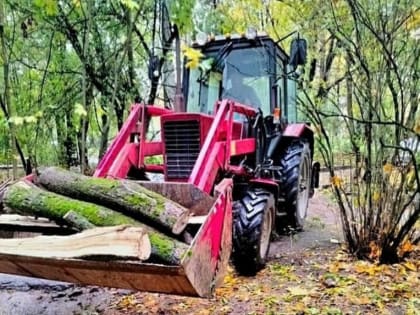 Уборка во дворах: ГУК активно работает по заявкам жителей