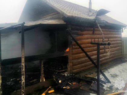 В пригороде Смоленска сгорела баня