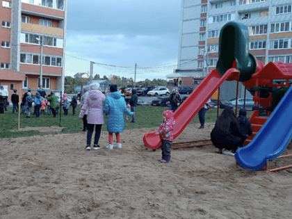 В Алтуховке партийцы открыли новую детскую площадку