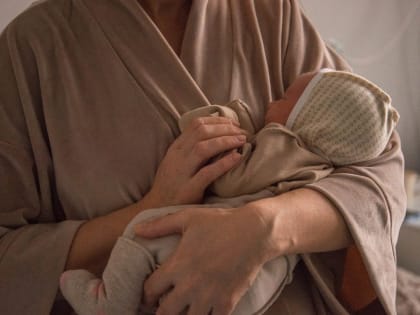 Василий Анохин поздравил родителей первого родившегося в 2025-м году смолянина