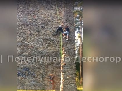 Под Смоленском спасение нетрезвого мужчины на скалодроме сняли на видео