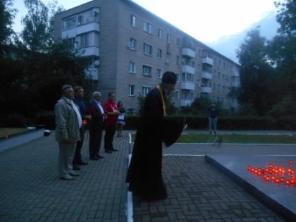 «Свеча памяти» на Покровском военном захоронении в Смоленске