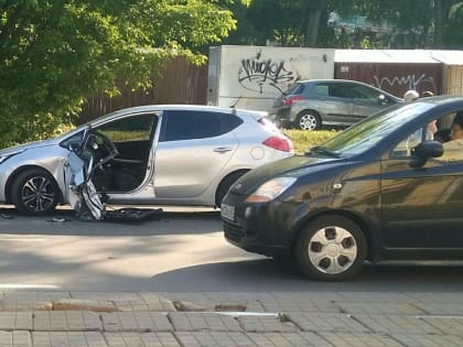 В центре Смоленска иномарка лишилась двери