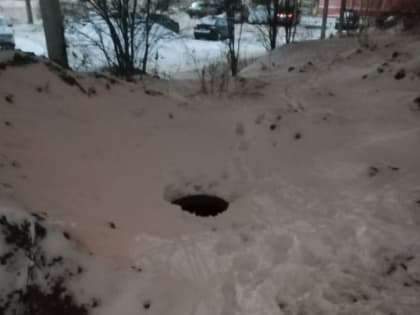 В Смоленске ребенок упал в открытый люк на стройке - соцсети