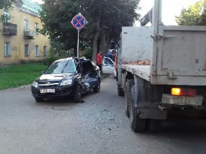 В Смоленской области легковушка столкнулась с Камазом