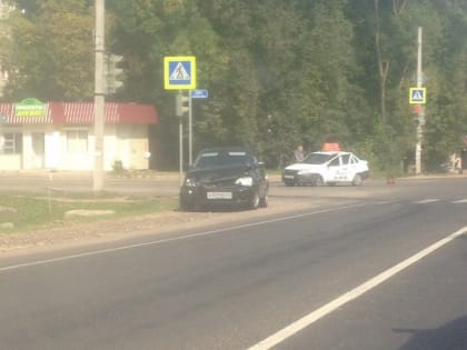 Под Смоленском легковое авто протаранило такси на перекрёстке