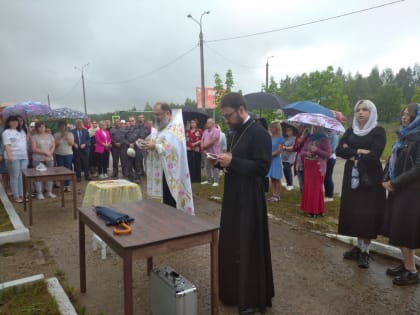 Молебен на территории ООО "ТМК - Ярцевский Метзавод" у часовни в честь святых благоверных Петра и Февронии